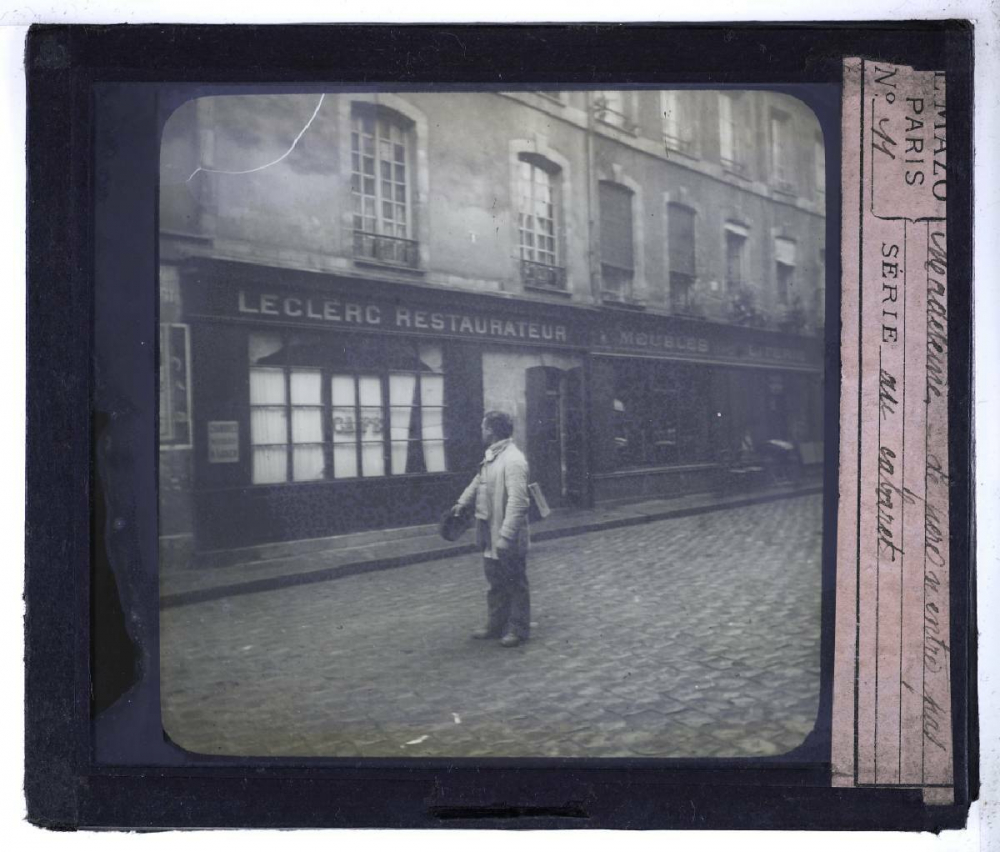 '12. Le père n'entre pas au cabaret'. Vue sur verre, projection 'Madeleine', 1899. Collections @MuseeEducation (0003.00521)