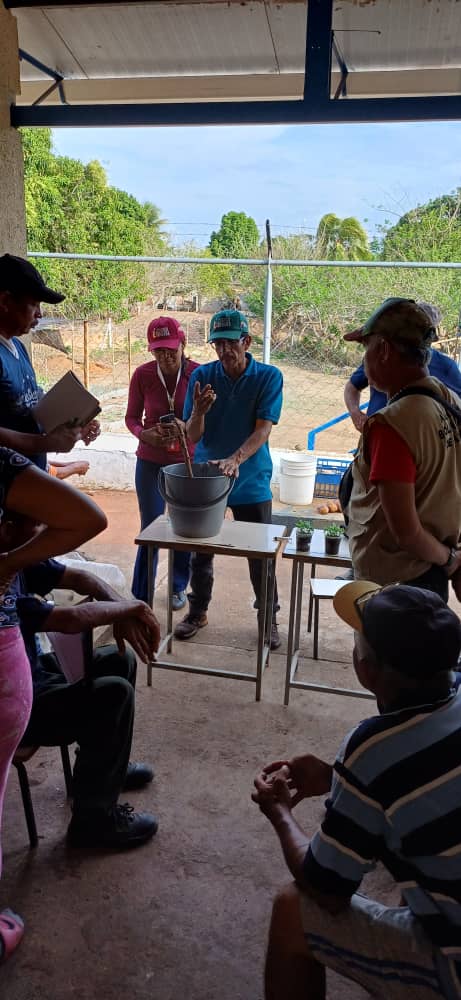 Siguiendo las Instrucciones del Presidente <a href="/NicolasMaduro/">Nicolás Maduro</a>, se realizó el acompañamiento de la CEBAO, @Minppau_bol, <a href="/clapcaroni/">Clapcaroni</a>, a la BMS Sendero de Luz donde se llevó a cabo el Taller de Bioinsumos para  Control de Plagas y Enfermedades para   las plantaciones.
#ProducirEsVencer