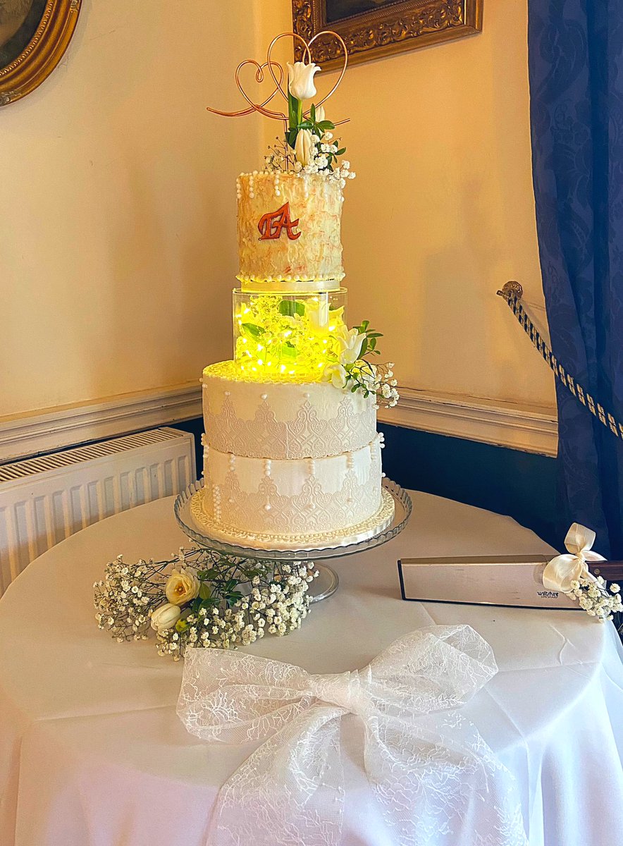 The beautiful cake my mother has made for my sister & Andrew’s wedding today ♥️💒