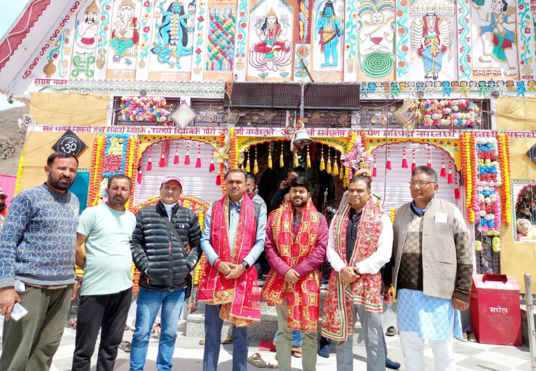 #DivComJammu @Rameshkumarias visited Shree #MachailMata Temple in #Paddar, #Kishtwar. He paid obeisance at the holy shrine, interacted with the stakeholders and reviewed preparations for the upcoming Shree Machail Mata Yatra 2024
@Divcomjammu