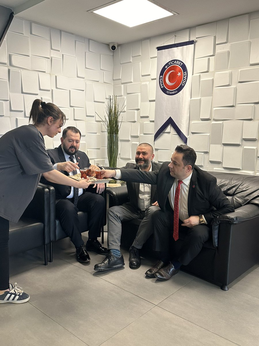 azatgokce's tweet photo. Ve yeni gündem başladı neler neler ..aranızdan biri “ İstanbul E ticaret Esnaf Odası “ kuruluyor mu dedi :))
To be continued… 
 #eticaret
#eticaretgazetesicom
 #eticaretçözümleri 
#eticaretdanışmanlığı #eticaretisverensendikasi 
#etis #etrade #ontrade 
#eticaretgazetesicom https://t.co/e5B2cSeK16