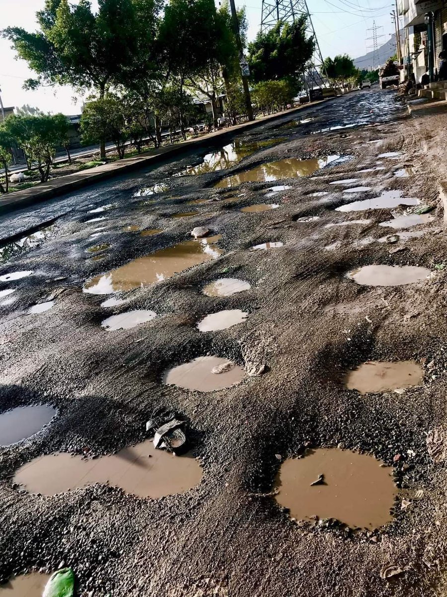 لعبة الموت في احد شوارع صنعاء 
تقيمها الوحده التنفيذية بأمانة العاصمة
 من يصل الى اخر الشارع بعد تعدي 
كل الحفر يحصل على 
دخول مجانآ في احد المستشفيات للعلاج مجانآ 
 الوحده التنفيذية و الصحة 
 الزراعة... الخ كلهم خاربين 
ياربي لك الحمد بس 
العنسي مراقب والله دعواتكم