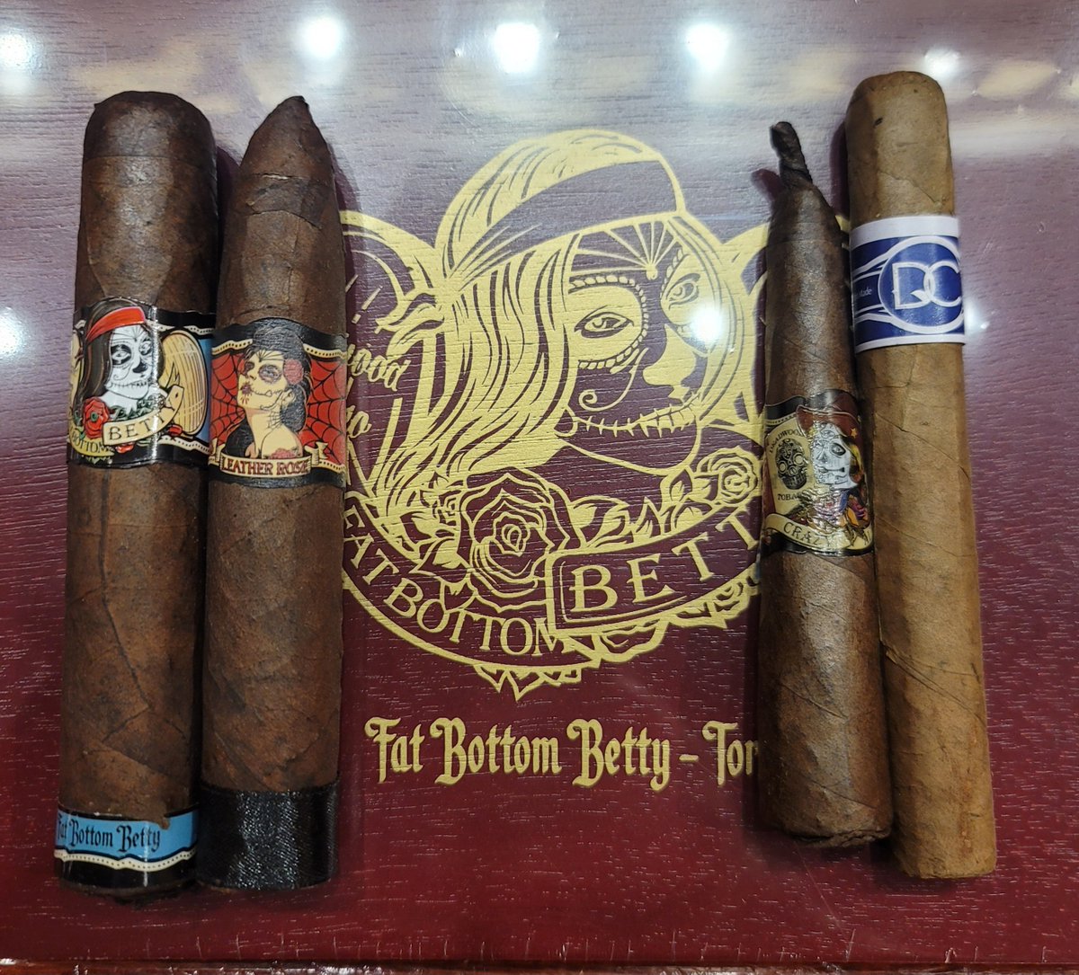 Let's do a Drew Estate and Definition Flavored Super Selection. Drew Estate Fat Bottom Betty Drew Estate Leather Rose Drew Estate Crazy Alice Definition Peach $38 undergroundcigars.com/product/drew-e… @drewestatecigar