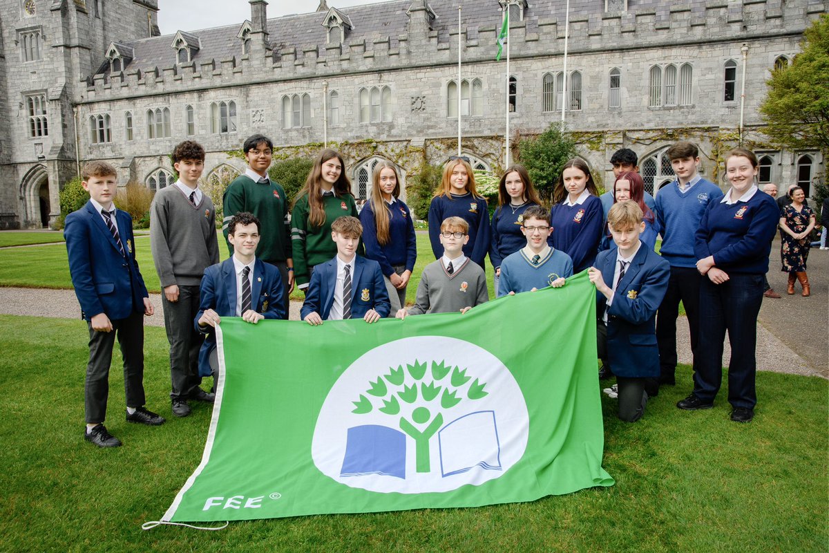 Wonderful photos of student Amy & Jack from our Green Schools Committee with other school reps and Professor John O’Halloran president of UCC at their recent Green Flag raising ceremony @greenschoolsire @uccgreencampus @gc_tms @corketb @antaisce