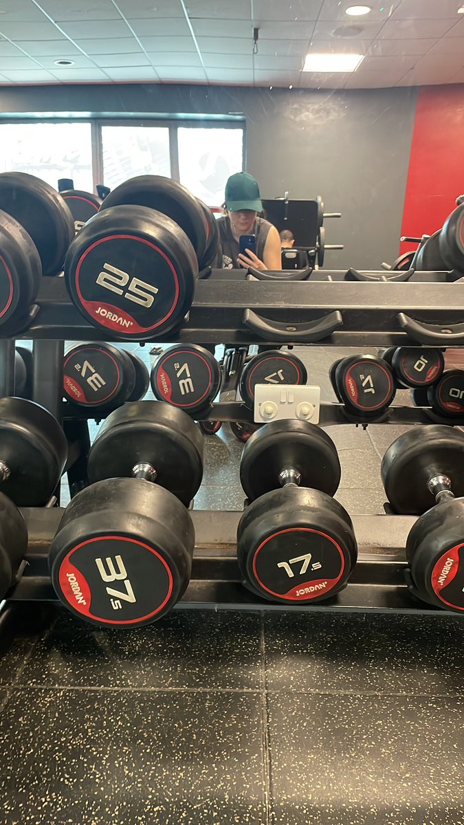 Day 2 of #GetStrongForVeeCon
Fitted todays workout around my workout

So did the 5 mins warmup before a 15 mins walk to the gym
5 mins band activation
Upperbody workout
5 mins cool down

Got my morning squats in… get that quick win in the am 🫡
#VeeFit

Thanks @JCourageFIT 💪🏻