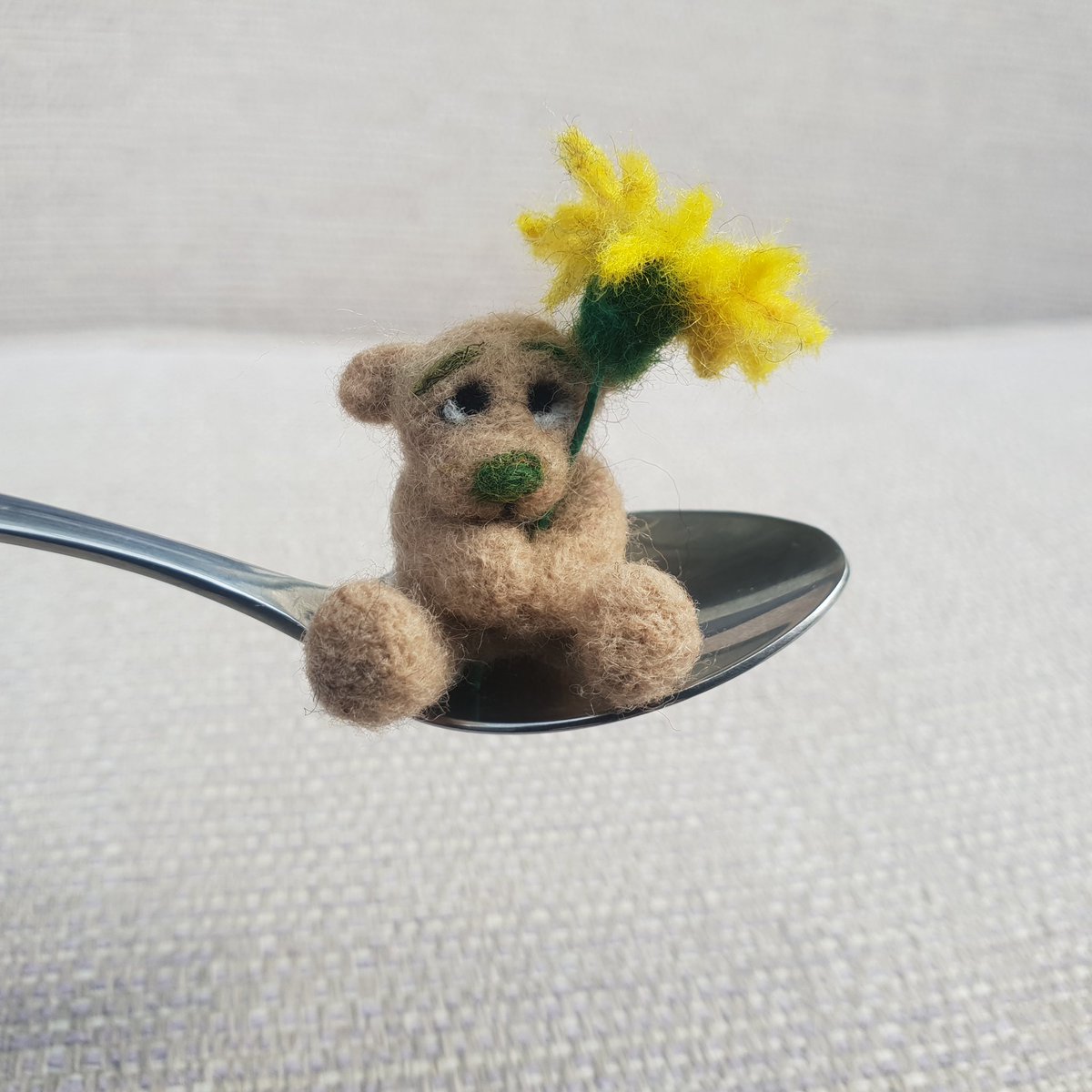 Hello, So happy to share Dandy the miniature Bear with you! Absolutely love Dandelion flowers which attract birds, bees and butterflies! Dandy the Bear is now available to adopt from my Etsy shop! Thank you ❤️🌼 therockingfelter.etsy.com/uk/listing/170… #etsy #wildflowers #bears #FlowersOfTwitter