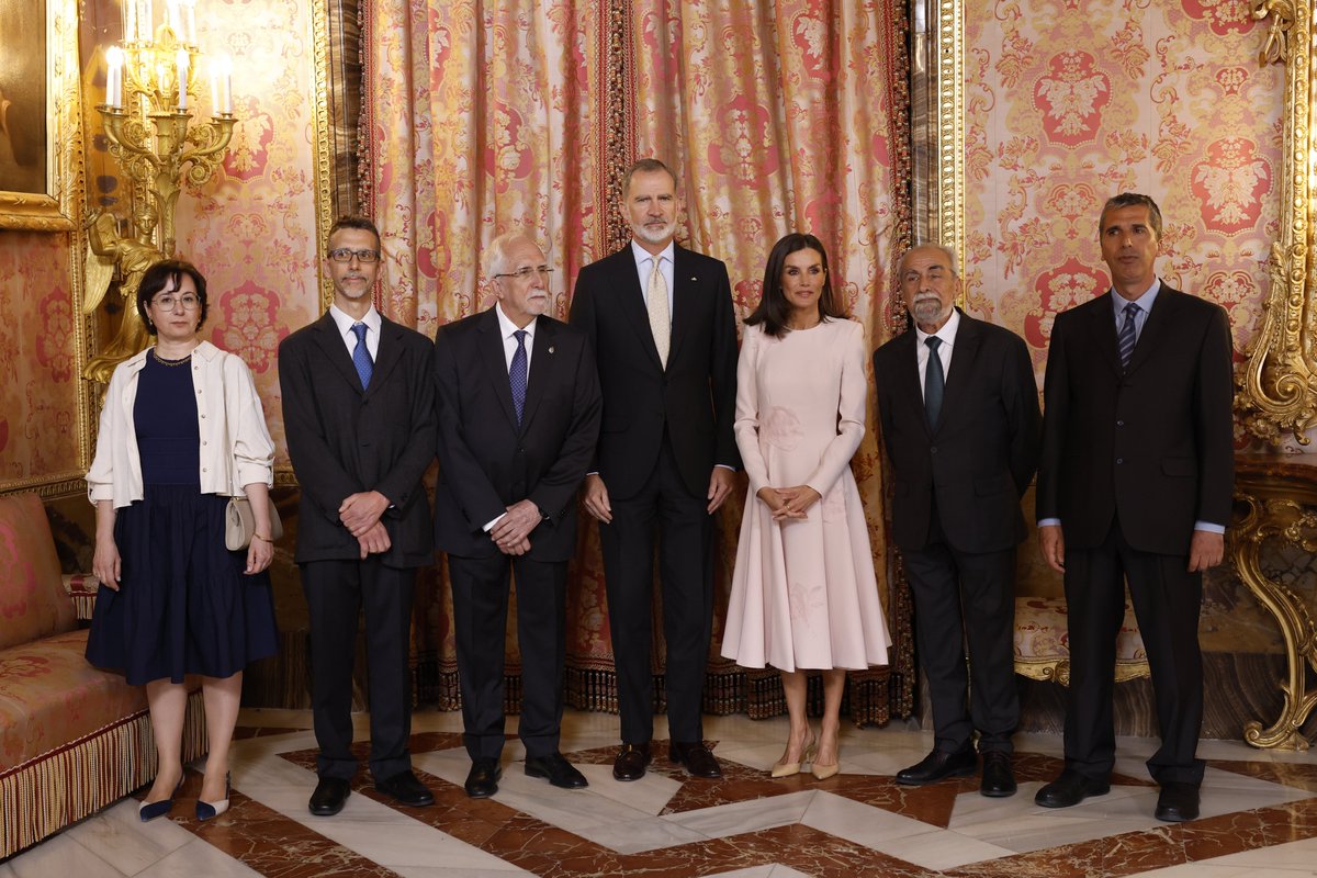 Los Reyes saludan al escritor español Luis Mateo Díez y a sus familiares a la llegada al almuerzo que ofrecen en su honor en el Palacio Real de Madrid con motivo del #PremioCervantes2023

➡️casareal.es/ES/Actividades…