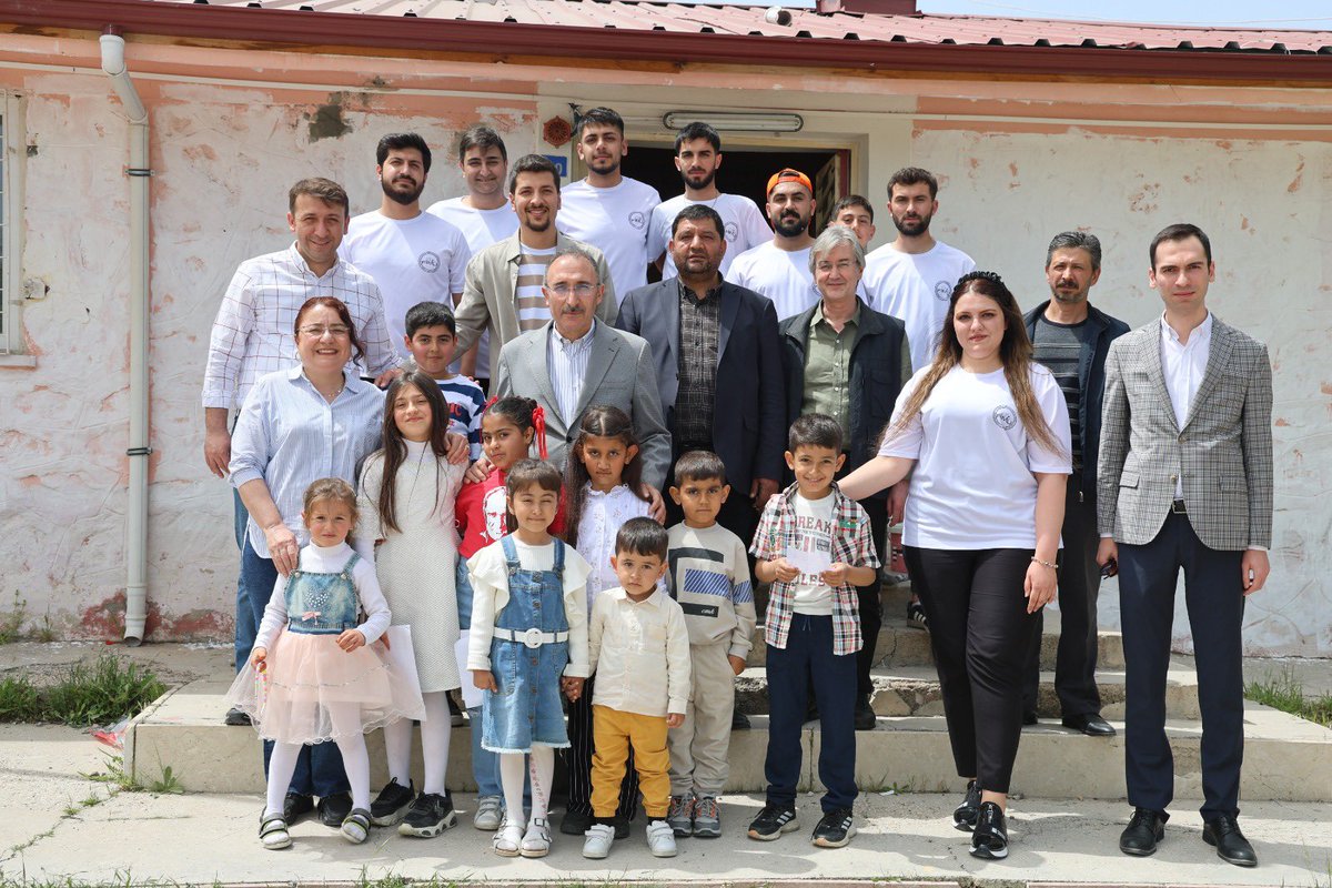 Üniversitemiz İnşaat Mühendisliği Bölümü öğrencileri Tadım İlkokulu’nun tadilat çalışmalarına başladı. Rektörümüz Prof. Dr. Fahrettin Göktaş da köy okulunu ziyaret ederek sosyal sorumluluk projesine imza atan Üniversitemiz öğrencilerini tebrik etti. #Elazığ #FıratÜniversitesi