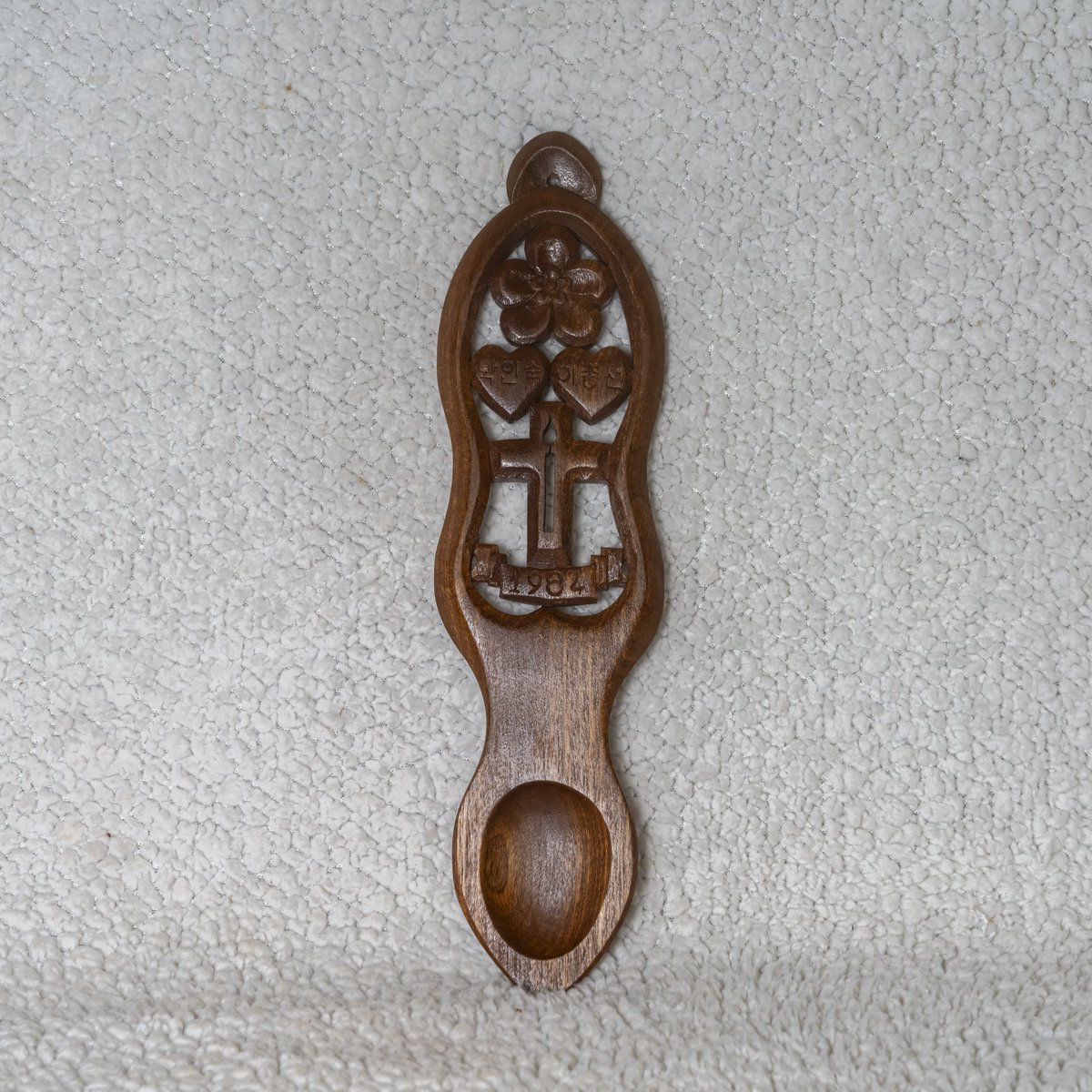 This bespoke lovespoon had found its way to Korea. Handcarved from a reclaimed piece of Mahogany. 

#lovespoon #welshlovespoon #spoon #madeinwales #spooncarving #madeinpembrokeshire