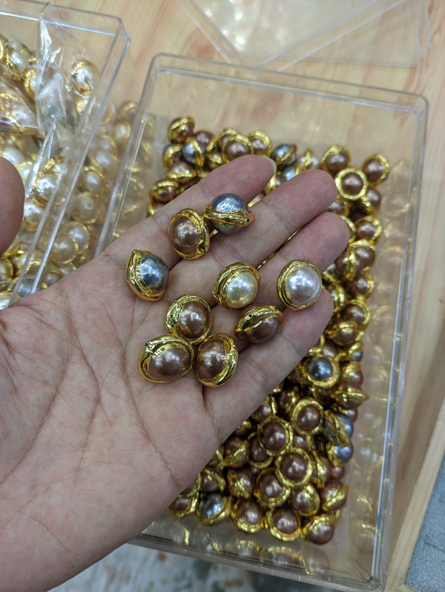 GM15083
#shell #pearlizedshell #beads #wholesalebeads #jewelryfindings #earrings #jewelry #bracelet #braceletlover #necklaces #jewelryMaking #jewelrymakingsupplies #Rings #Jewelrydesign #gems #gemstone #gemstonebeads #Lampwork #pearls #gemstonejewelry

andbead.com/item/Pearlized…