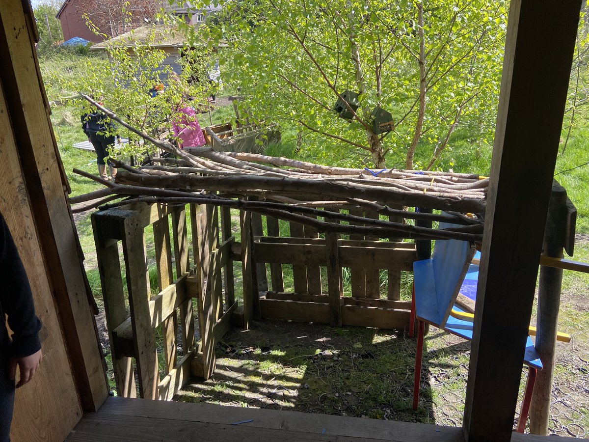 MrsSarahThomas1's tweet photo. Dosbarth Yr Wyddfa are bing creative engineers in forest school building WW2 shelters @MaesYMynydd https://t.co/3a4IiiptJT