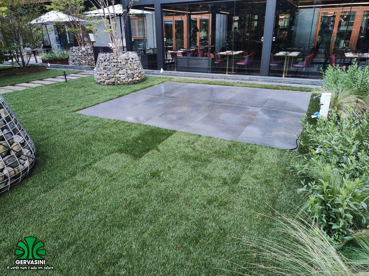 UNA HOTEL – MILANO VERTICALE. 03/04-12/04/2024 Rifacimento tappeto erboso del prestigioso giardino interno, rimozione del precedente manto erboso, stesura strato di lapillo 3/5 e nuova posa di m² 240 di tappeto erboso in zolle Mix rustico (Festuca Arundinacea e Poa Pratense) .