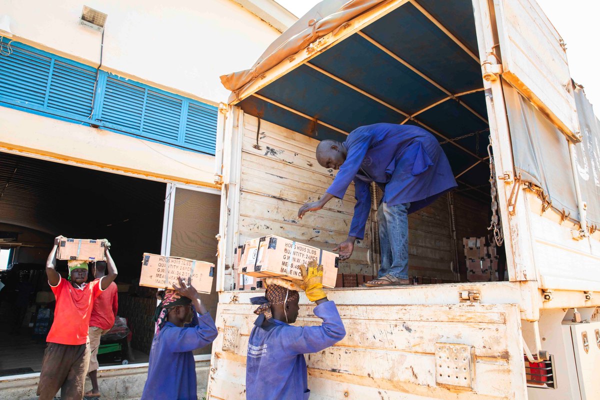 FAOSouthSudan's tweet photo. We are glad to send the second shipment of farming tools ⛏️ to #Torit for beneficiaries to boost their production during this main farming season 👩🌾
🙏 to our donors for the funding. @FAO continues to support the people of 🇸🇸 in producing their food to combat #FoodInsecurity. https://t.co/y7nF7CVLRa