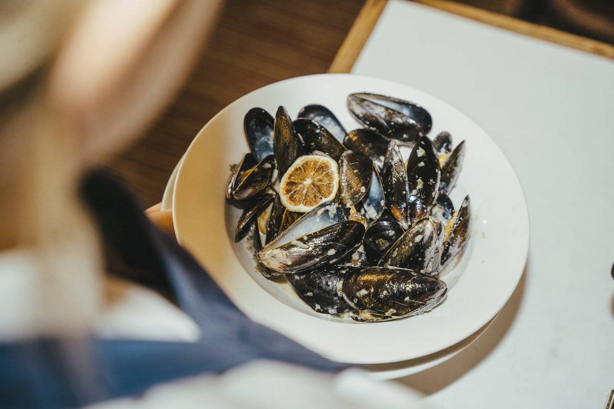 Who fancies some mid-week mussels? 😋 Tag a friend you know would love a delicious bowl full of these! #mussels #englishs #englishsofbrighton #seafood #seafoodrestaurant #seafoodbrighton #eatbrighton #brightoneats #moules #localseafood