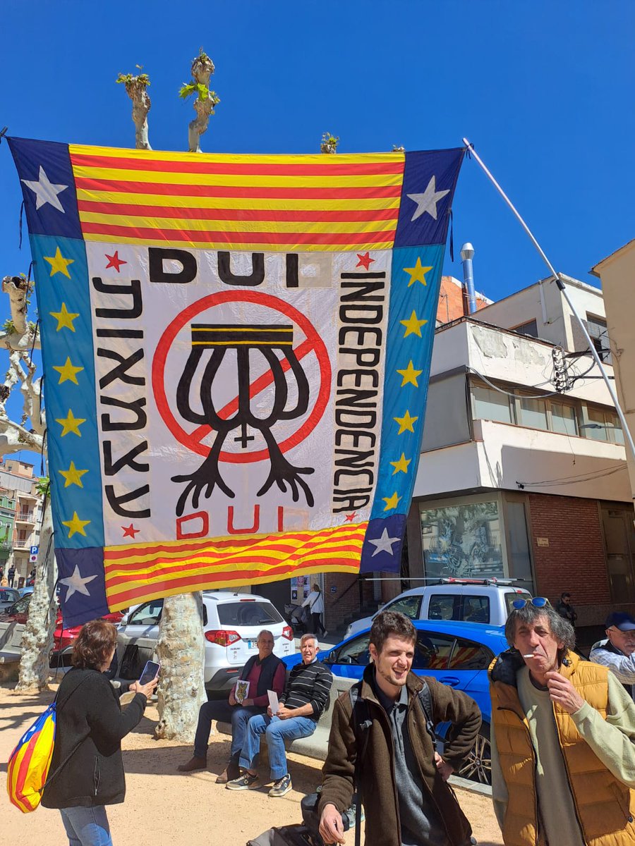 Avui l'amic Josep Camarasa ha anat fins els jutjats de Santa Coloma de Farners a donar suport als antimonàrquics  encausats de Caldes de Malavella

(Podeu veure el Josep a manifestacions independentistes amb les grans banderes que teixeix ell mateix)