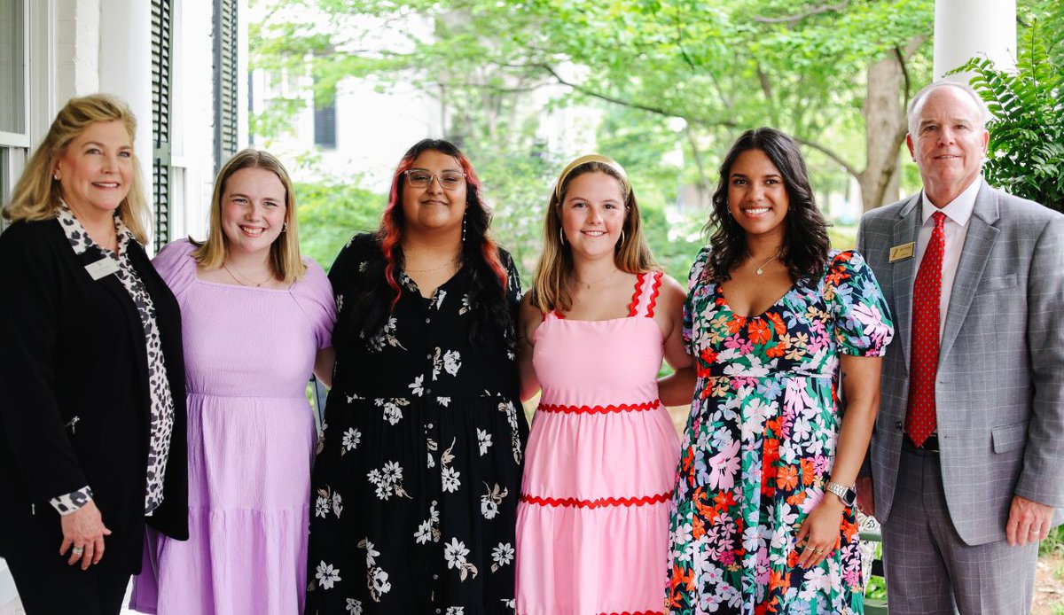 woffordcollege's tweet image. Four Wofford students are part of the first cohort of the Master of Arts in Teaching collaboration between Wofford, Converse University, OneSpartanburg, Inc., and Spartanburg School Districts 3 and 7. 🍎 ⭐ 

Read more: bit.ly/4dlQGR4 #woffordcollege #spartanburg