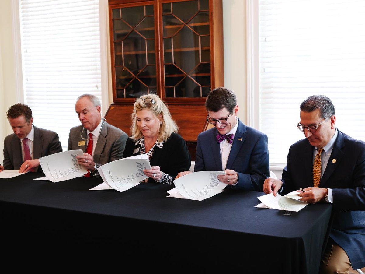 woffordcollege's tweet image. Four Wofford students are part of the first cohort of the Master of Arts in Teaching collaboration between Wofford, Converse University, OneSpartanburg, Inc., and Spartanburg School Districts 3 and 7. 🍎 ⭐ 

Read more: bit.ly/4dlQGR4 #woffordcollege #spartanburg