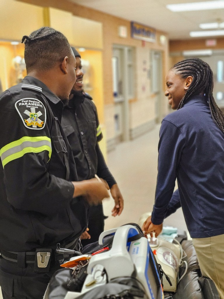 🚑🌟 Inspiring futures at @EdCampionCSS! Peel Paramedics joined their Community Engagement Day, empowering students to explore diverse career paths, fostering meaningful discussions about post-high school opportunities, and teaching life-saving CPR skills.