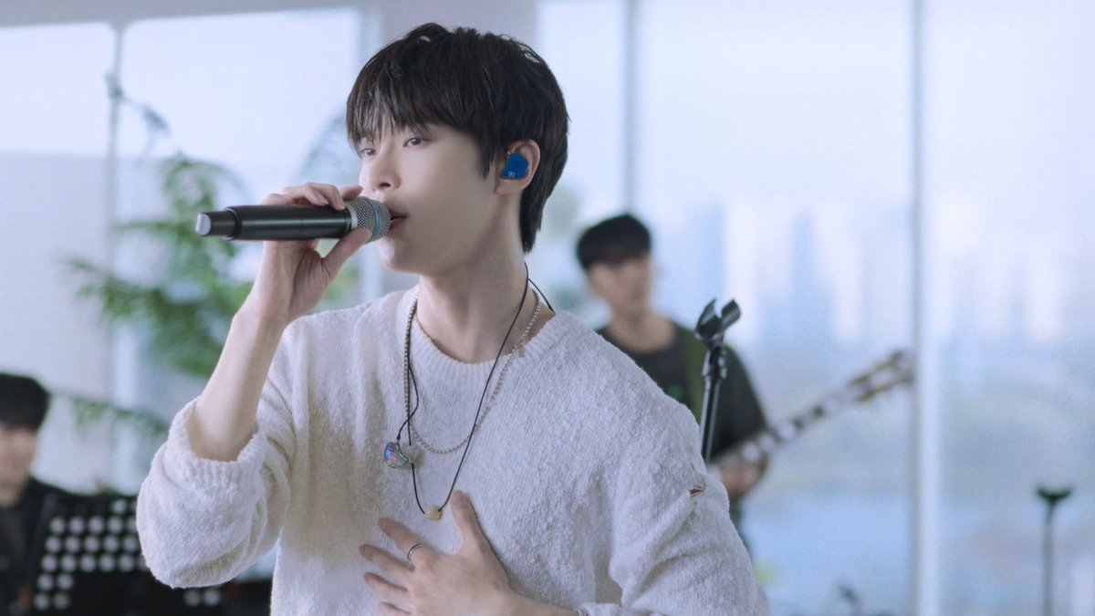 DOYOUNG 도영 '반딧불 (Little Light)' Live Clip youtu.be/q4V75pKIULs #DOYOUNG #도영 #반딧불 #LittleLight #청춘의포말 #DOYOUNG_청춘의포말 #DOYOUNG_청춘의포말_YOUTH #NCT #NCT127