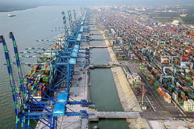 Pelabuhan Klang merancang untuk menggandakan kapasiti tahunannya daripada 14 juta TEU kepada 27 juta TEU dalam tempoh 40 tahun, bagi menyaingi Singapura Pengembangan kapasiti itu dijangka membabitkan pelaburan RM39.6 bilion oleh pengendali Westports Holdings, lapor Nikkei Asia