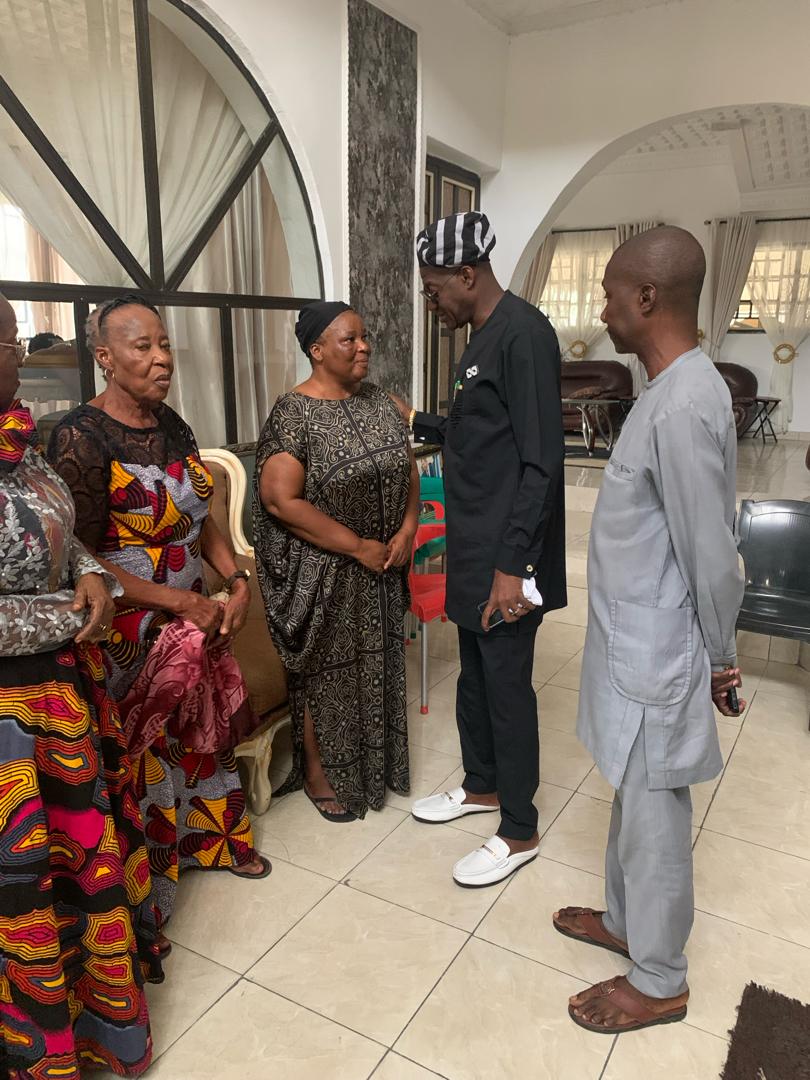 okochatonyc's tweet photo. I paid a condolence visit to the family of my departed brother  Sir Chief Lucky Amadi. He was a Councillor in Obio/Akpor LGA &amp; a great grassroots mobiliser .

He was the husband to Hon. Lady Emilia Lucky Amadi,  Member, RSHA ,Representing Obio/Akpor constituency 2. https://t.co/SN75ANcGLo