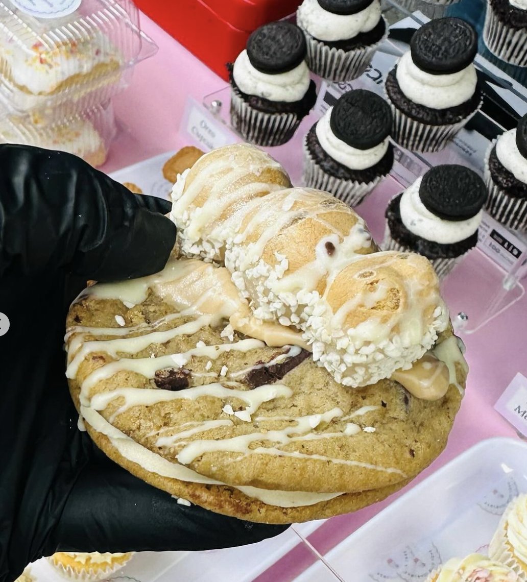 BuryFDFest's tweet photo. 🚨Warning🚨 This post may cause extreme food envy!! 👀

We can't wait for Bury's first Food and Drink Fest next month 🎉

We've got American snacks from Mama Sue's, Greek street food from Malaka Brothers, chutneys from Tosha Dibba, sweet treats from SugarHit and much more🌭🧁✨ https://t.co/XGDxOah1JA