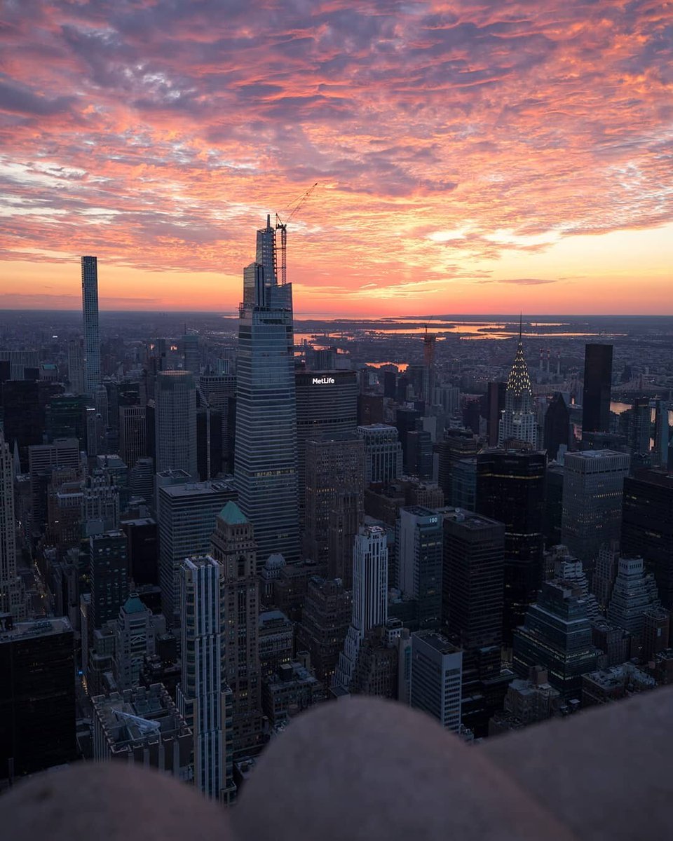 The Starbucks Sunrise Experience is back at ESB! Get tickets here: esbo.nyc/sws 📷: @maximusupinnyc