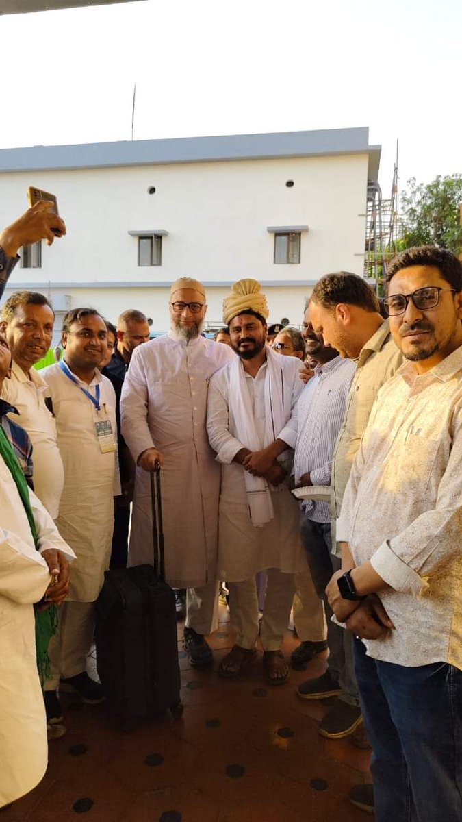 imRanaRanjit's tweet image. शिवहर लोकसभा जीत के लिए शुभकामना और साथ में बैरिस्टर @asadowaisi साहब जैसी शख़्सियत का ये कहना कि "आप बहुत अच्छा बोलते हैं "ये मेरे लिए जीवन में अब तक की सबसे बड़ी उपलब्धि है!