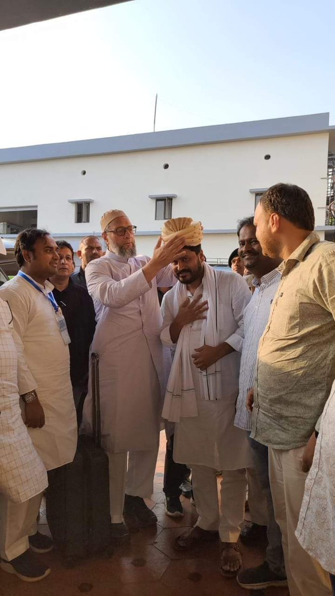 imRanaRanjit's tweet image. शिवहर लोकसभा जीत के लिए शुभकामना और साथ में बैरिस्टर @asadowaisi साहब जैसी शख़्सियत का ये कहना कि "आप बहुत अच्छा बोलते हैं "ये मेरे लिए जीवन में अब तक की सबसे बड़ी उपलब्धि है!