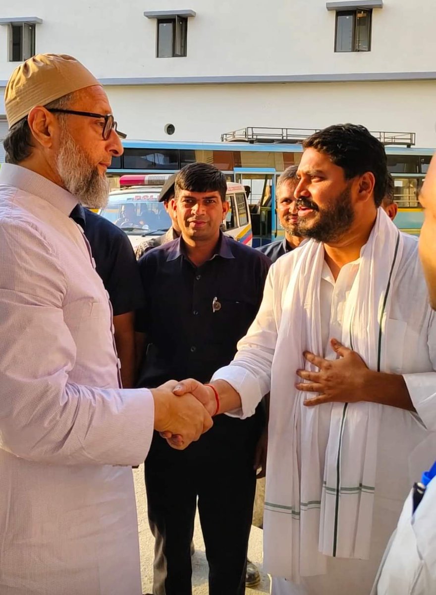 imRanaRanjit's tweet image. शिवहर लोकसभा जीत के लिए शुभकामना और साथ में बैरिस्टर @asadowaisi साहब जैसी शख़्सियत का ये कहना कि "आप बहुत अच्छा बोलते हैं "ये मेरे लिए जीवन में अब तक की सबसे बड़ी उपलब्धि है!