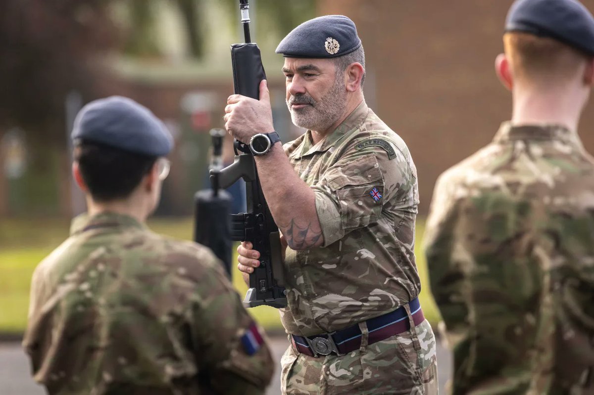 Air Recruits (AR) undergoing their Phase 2 training at @RoyalAirForce Cosford continue with their Ceremonial Drill lessons from phase 1 @RAFHalton. It instills discipline, alertness, precision and readiness. 

📸 Sgt Major @RAFPhotog

#noordinaryjob @RAF_Recruitment
#cosford24