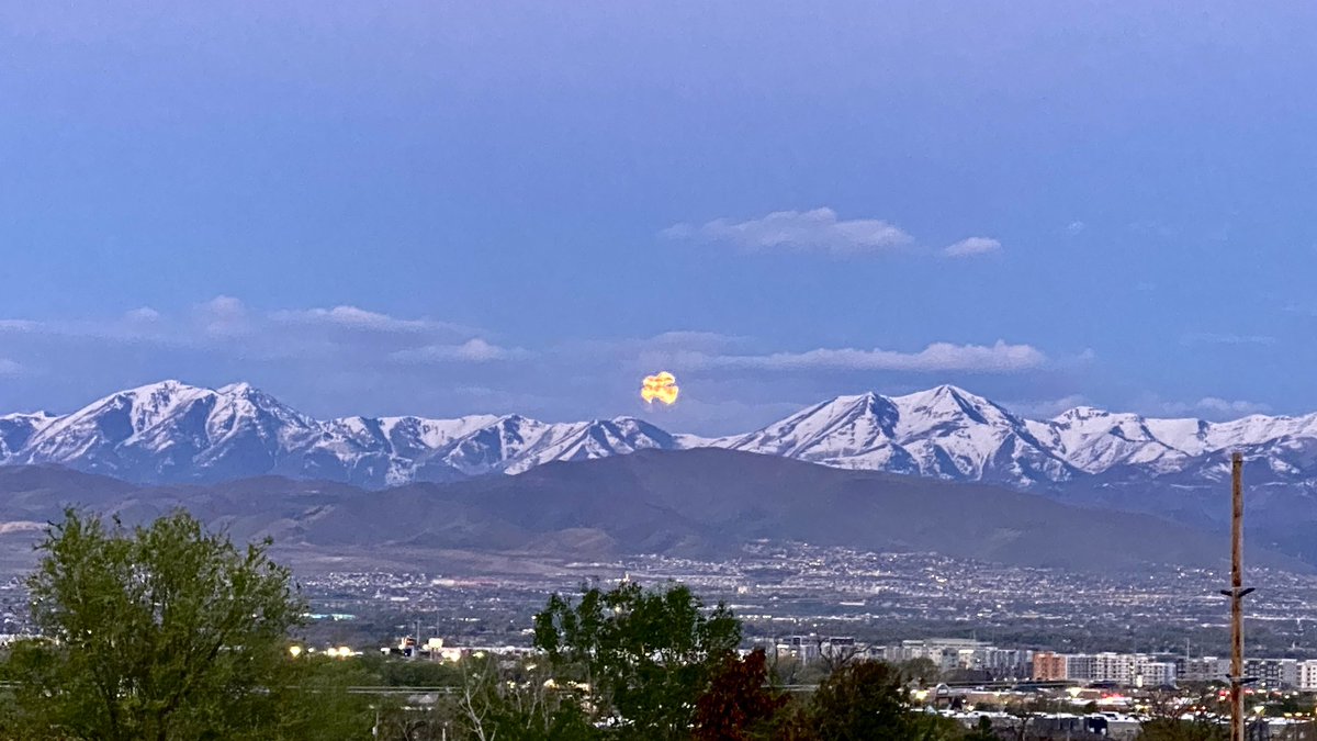 Sunrise & Moon setting ! ☕️☕️☕️ #BlessedAndGrateful #Utah @StormHour @AllisonCroghan @UtahBamaFan @MoonHourSocial @MorerLes @spunky_libra @dannahyer @gracefulvibin @drjessica17 @nawa201 @KaceMcdonald @Whobugs @weathercaster