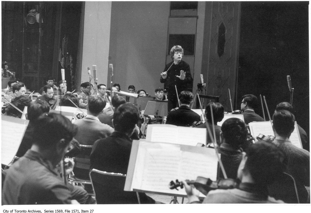 Honouring Andrew Davis, Toronto Symphony Orchestra's Music Director & Conductor from 1975 to 1988, who passed away on April 20th. Davis led many international tours with the #TSO such as this one in China, 1978. #TOHistory #TorontoArchives ow.ly/omtE50Rmjlt