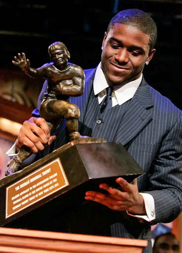FOS's tweet photo. NEWS: Reggie Bush is getting his 2005 Heisman Trophy back, @PeteThamel reports.

The decision comes amid “enormous changes in the college football landscape,” with a formal reinstatement coming today. https://t.co/CCT8XZR9z8
