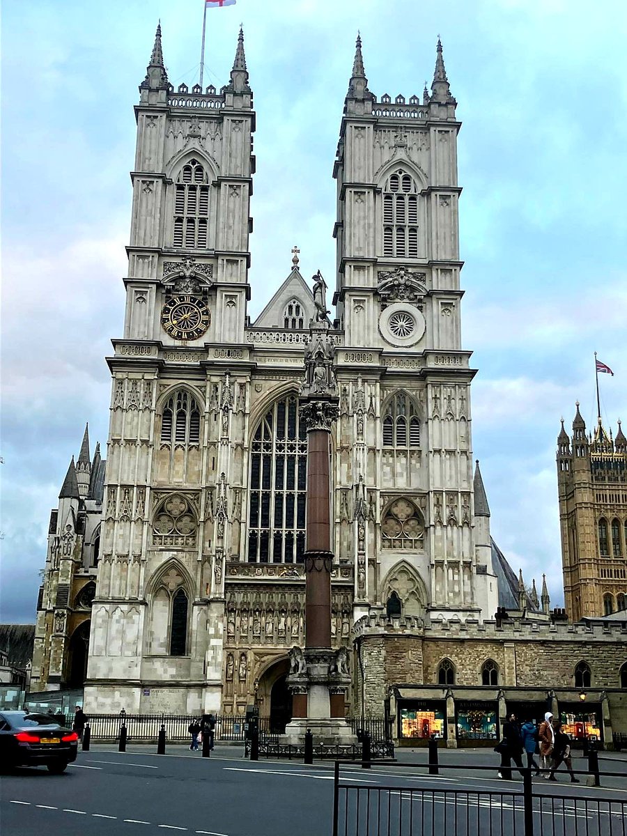 In London today for a meeting of the Joint Customs Consultative Committee - a partnership forum between HMRC & industry. Great to get an in person catch-up with my @LogisticsUKNews trade policy colleague Josh Fenton and I made time for a quiet walk around London.