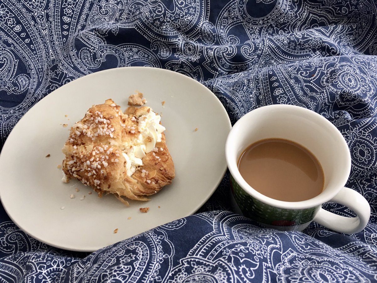 Till eftermiddagsfikat, som serverades av maken, blev det en slags gräddbulle. Nu kan det hända att någon somnar här och det är inte maken. ❤️☕️
