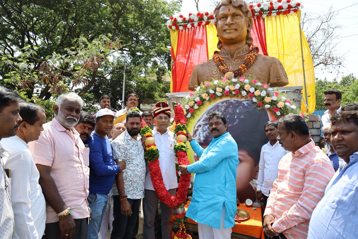 ವರನಟ ಡಾ. ರಾಜ್‌ಕುಮಾರ್ ಜನ್ಮದಿನದ ಪ್ರಯುಕ್ತ ಇಂದು ಗಾಂಧಿನಗರ ಕ್ಷೇತ್ರ ವ್ಯಾಪ್ತಿಯ ಕೃಷ್ಣಾ ಫ್ಲೋರ್ ಮಿಲ್ ಬಳಿಯಿರುವ ಡಾ.ರಾಜ್‌ಕುಮಾರ್‌ ಪುತ್ಥಳಿಗೆ ಪುಷ್ಪಾರ್ಚನೆ ಮಾಡಿದೆನು.