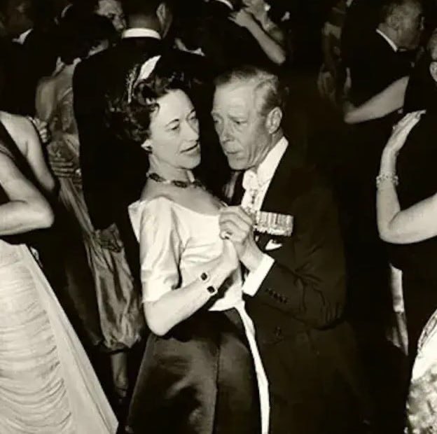 agedorgallery's tweet photo. On April 24, 1986, #WallisSimpson , the #DuchessofWindsor , passed away. The #Cartier bracelet was purchased by #EdwardVIII in June 1938. #Jewelry and their history are #timeless , and now they are available to you #exclusively on our website. #Royals #DukeofWindsor https://t.co/fDu7Ncpzjb