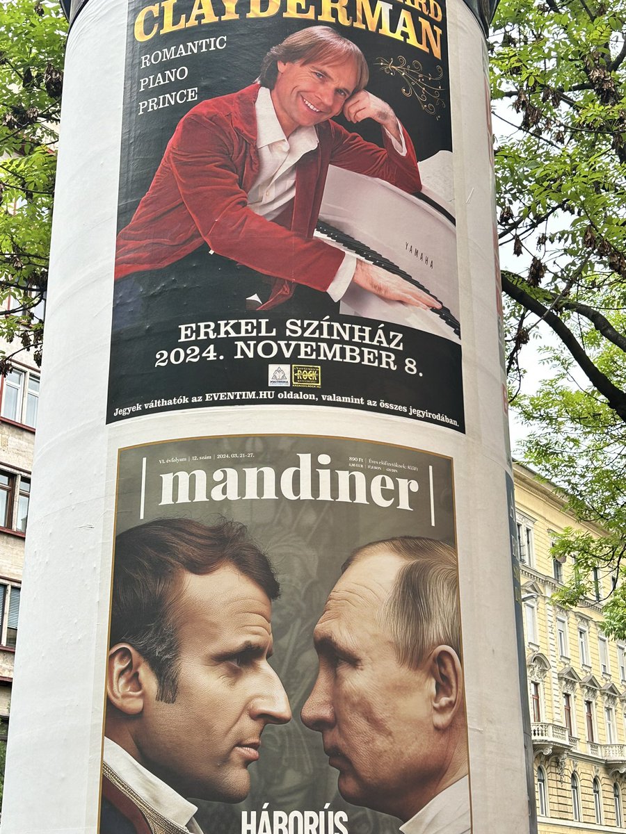 Qui est à l’affiche en ce moment à #Budapest ? Macron (caricaturé façon Napoléon) défiant le tsar Poutine et… Richard Clayderman, l’éternel « prince du piano romantique », l’homme aux 340 disques d’or… Étonnant, non ?