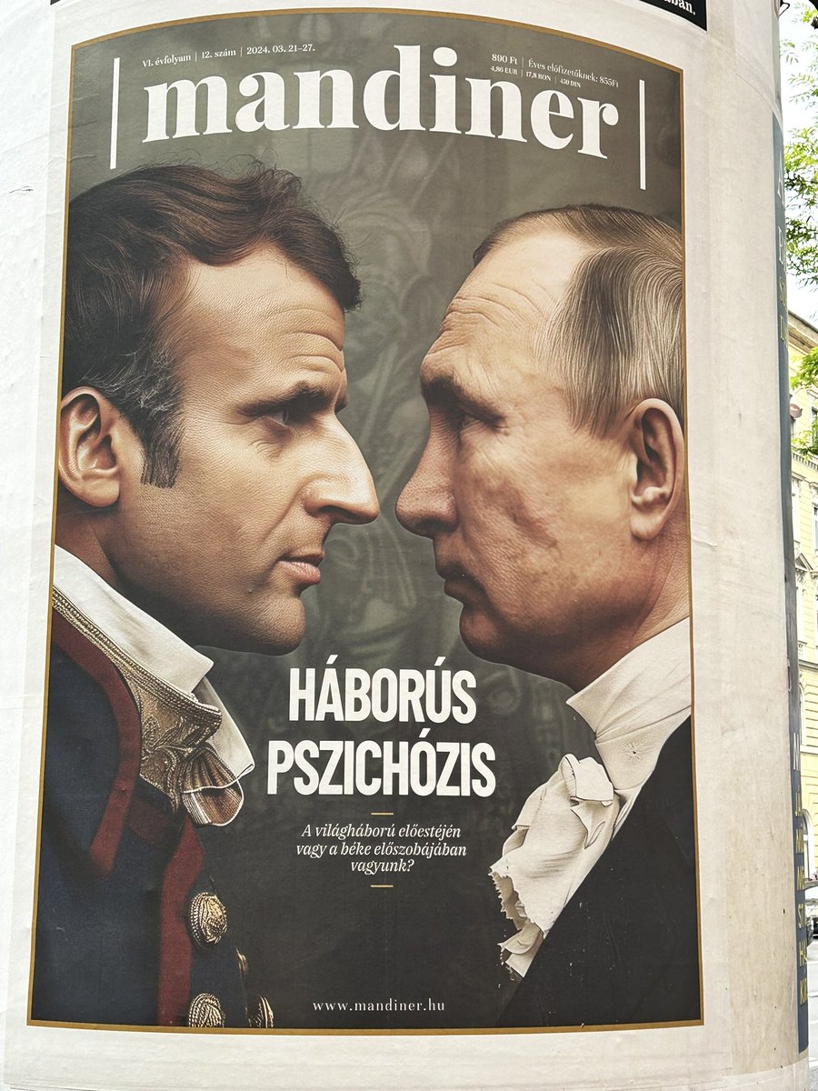 SpiersBe's tweet photo. Qui est à l’affiche en ce moment à #Budapest ? Macron (caricaturé façon Napoléon) défiant le tsar Poutine et… Richard Clayderman, l’éternel « prince du piano romantique », l’homme aux 340 disques d’or… Étonnant, non ? https://t.co/McUeBJUhjJ