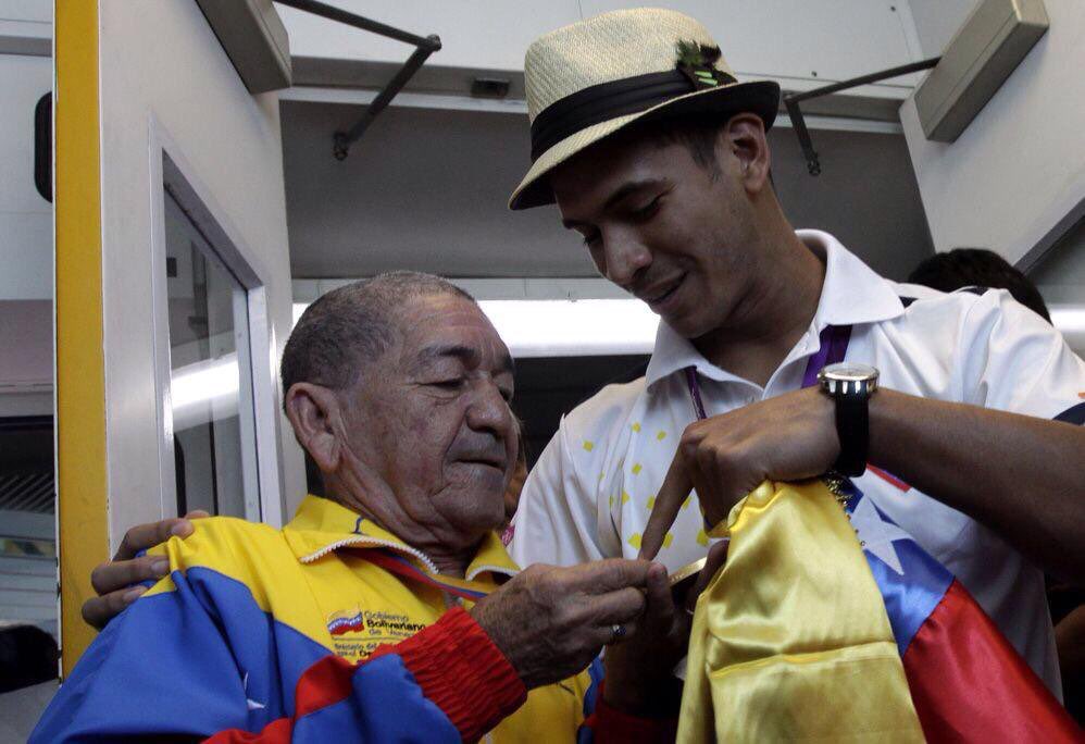 Quedará grabada por siempre tu imagen esperándome en la puerta del avión después de ganar el oro de Londres 2012. Decir que fuiste una inspiración es poco ante el legado que construiste con tus puños y fortaleza. Gracias por tanto “morochito” descansa en paz eterno campeón.