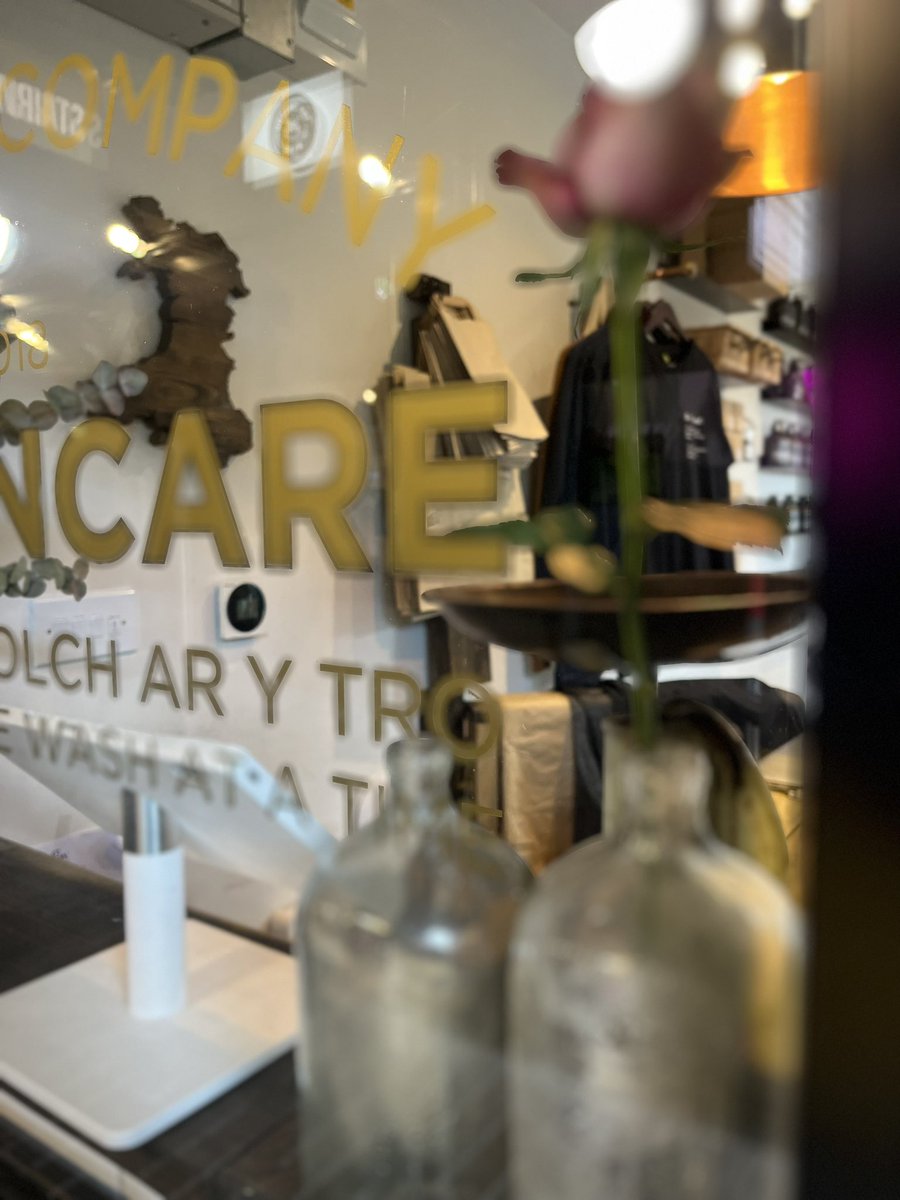 TheGoodwashCo's tweet photo. Scenes from a Natural Welsh skincare shop in #YBarri #goodskincare @Goodshedsbarry #Wednesday
#Refills 🌱 https://t.co/n1Lm0wcMmj