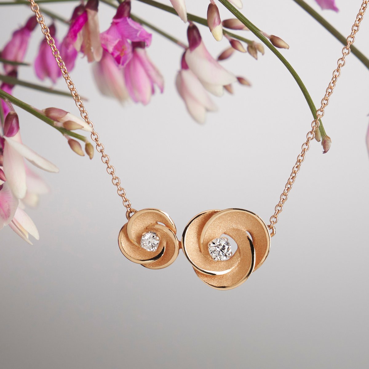 MandCoJewellers's tweet photo. Soft gold weaves capture the gentle and charming essence of spring, giving the Desert Rose collection a timeless beauty.
Discover the Annamaria Cammilli collection at Martin & Co. Call us on 01242 522821.
#annamariacammilli #essentialcollection #desertroseseries https://t.co/q8Fkw66hKH