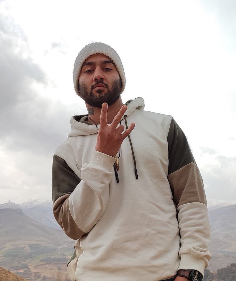 💢 امیر رئیسیان، وکیل به شبکه شرق درباره حکم #توماج_صالحی گفت شعبه یک دادگاه انقلاب اصفهان در اقدامی «بی‌سابقه»، حکم دیوان عالی درباره پرونده سال ۱۴۰۱ صالحی را اجرایی نکرد و با ارشادی خواندن این حکم و تاکید بر استقلال دادگاه بدوی، او را به اتهام افساد فی الارض به اعدام محکوم کرد!