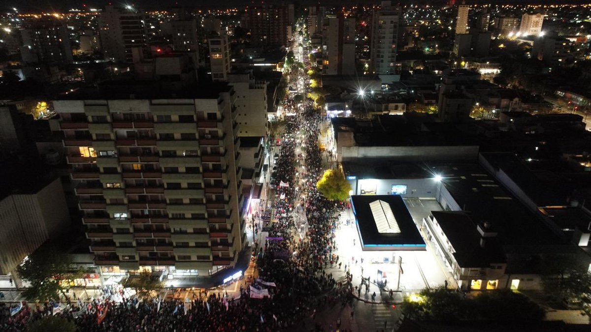 GonzaQuilodran's tweet photo. Las masivas marchas en apoyo a la educación pública, de calidad y gratuita son un claro límite para el gobierno nacional. 
En 2023 la mayoría del pueblo argentino que votó a @JMilei NO le firmó un cheque en blanco.
Desde @Representarok seguimos sosteniendo que hay otro camino. https://t.co/4GWk0wezk0