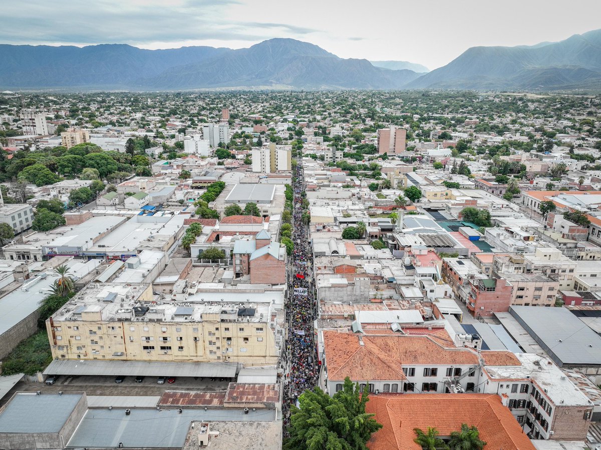 GonzaQuilodran's tweet photo. Las masivas marchas en apoyo a la educación pública, de calidad y gratuita son un claro límite para el gobierno nacional. 
En 2023 la mayoría del pueblo argentino que votó a @JMilei NO le firmó un cheque en blanco.
Desde @Representarok seguimos sosteniendo que hay otro camino. https://t.co/4GWk0wezk0