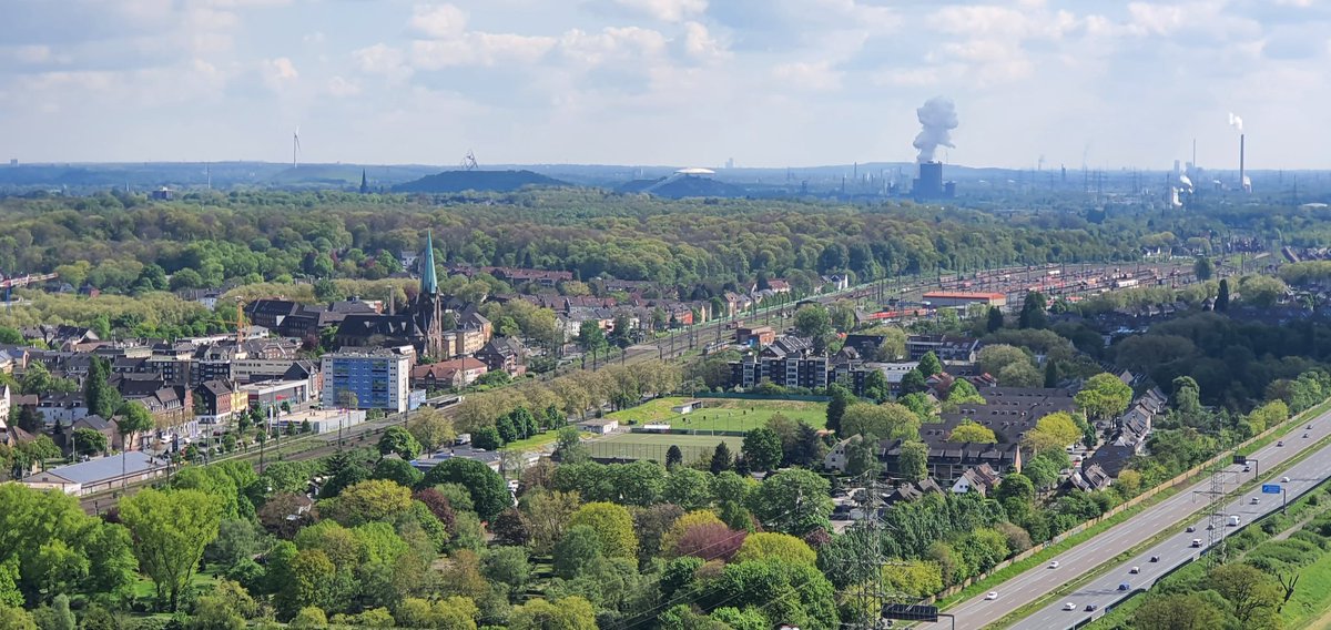 UliFR1's tweet photo. Wanderung zum @Gasometer_OB und die wieder einmal sehr sehenswerte neue Ausstellung "Planet Ozean" besucht. Fehlen durfte natürlich nicht ein Abstecher hoch auf das Dach, um die tolle Fernsicht  zu genießen. https://t.co/KwFz54u5UC