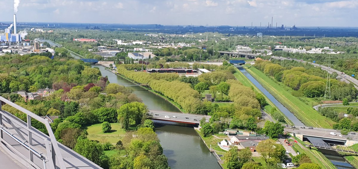 UliFR1's tweet photo. Wanderung zum @Gasometer_OB und die wieder einmal sehr sehenswerte neue Ausstellung "Planet Ozean" besucht. Fehlen durfte natürlich nicht ein Abstecher hoch auf das Dach, um die tolle Fernsicht  zu genießen. https://t.co/KwFz54u5UC