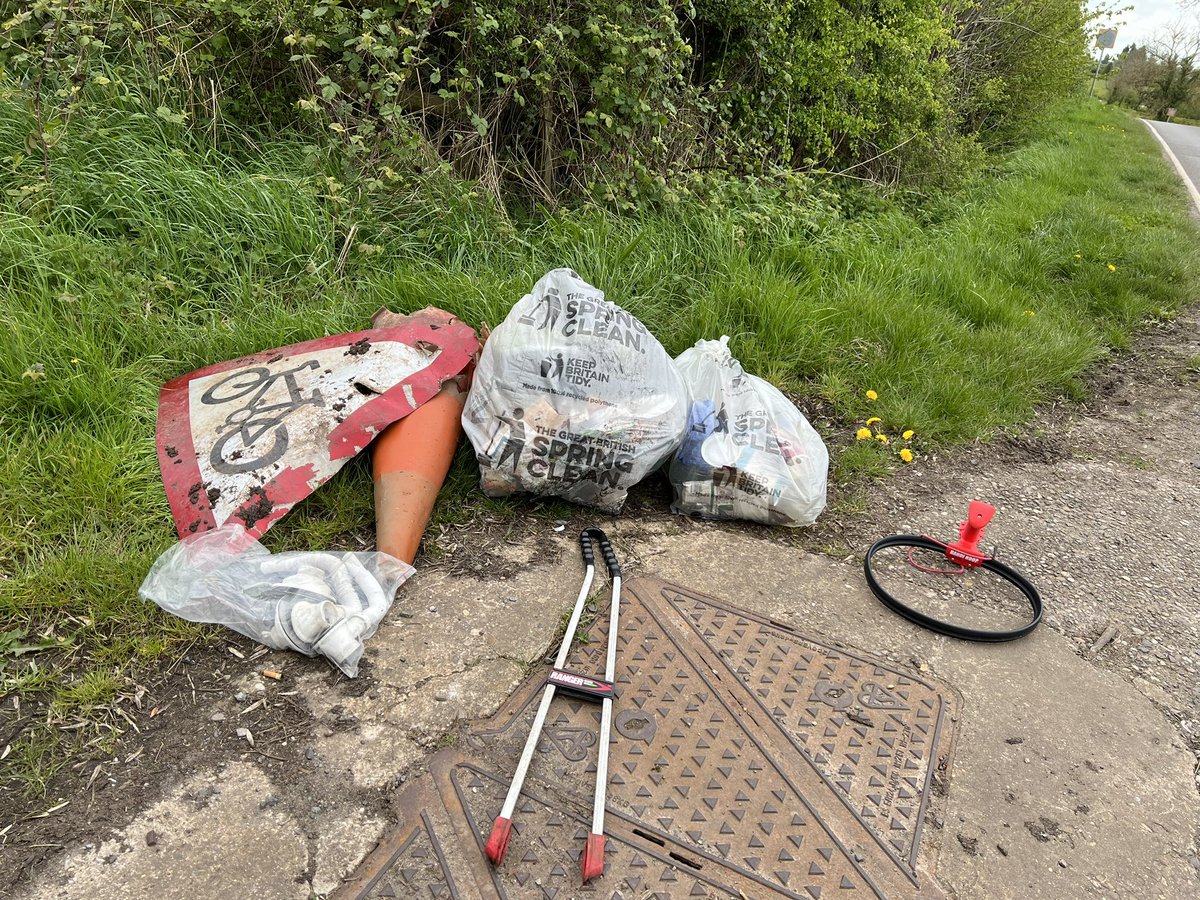 ☀️ 

4hrs and 6KM 💚 = 9 bags removed from harms way 🐠

A bit more of Ashby rd Belton completed 😅 

Coudnt resist getting a bit arty ✏️ 

⭐️ find 1999 Lucozade bottle 

@KeepBritainTidy