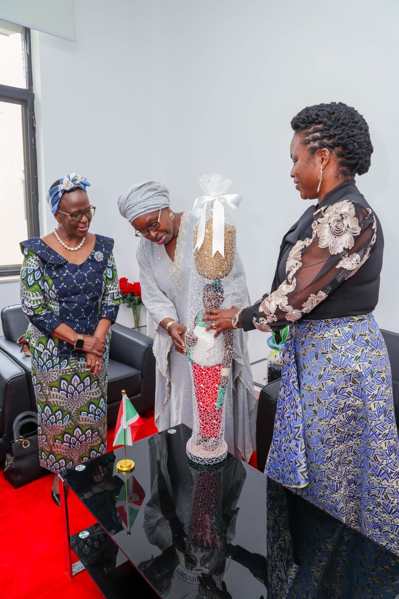 La Première Dame a rendu hommage au courage de toutes ces femmes qui luttent sans relâche pour l'avènement d'une société juste et prospère, à l'instar de Madame Bineta Diop et Liberata Mulamula